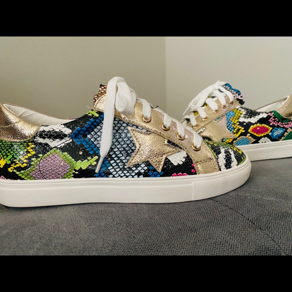 Multi colored Snake print kicks!
